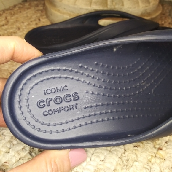 CROCS Child's Classic Navy Flip-Flop Sandals - Picture 3 of 9